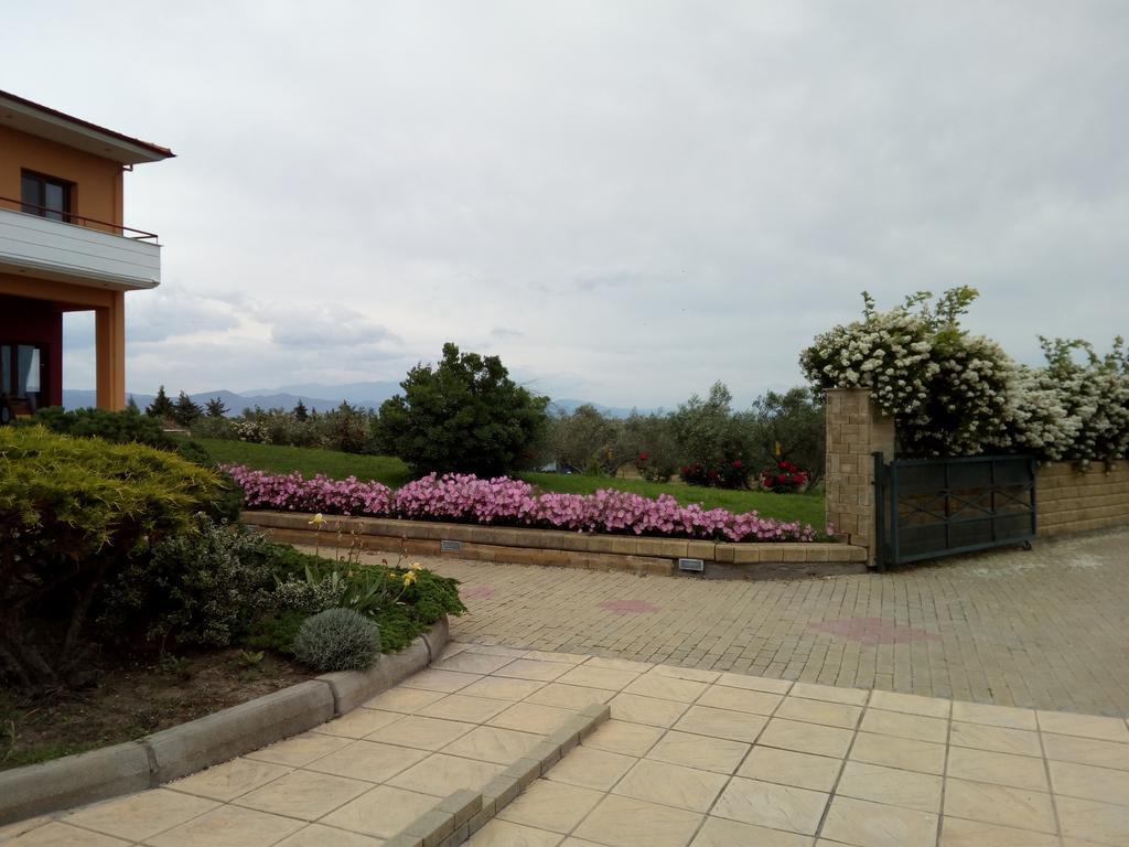 Petrinos Lofos Hotel Mandra  Exterior photo