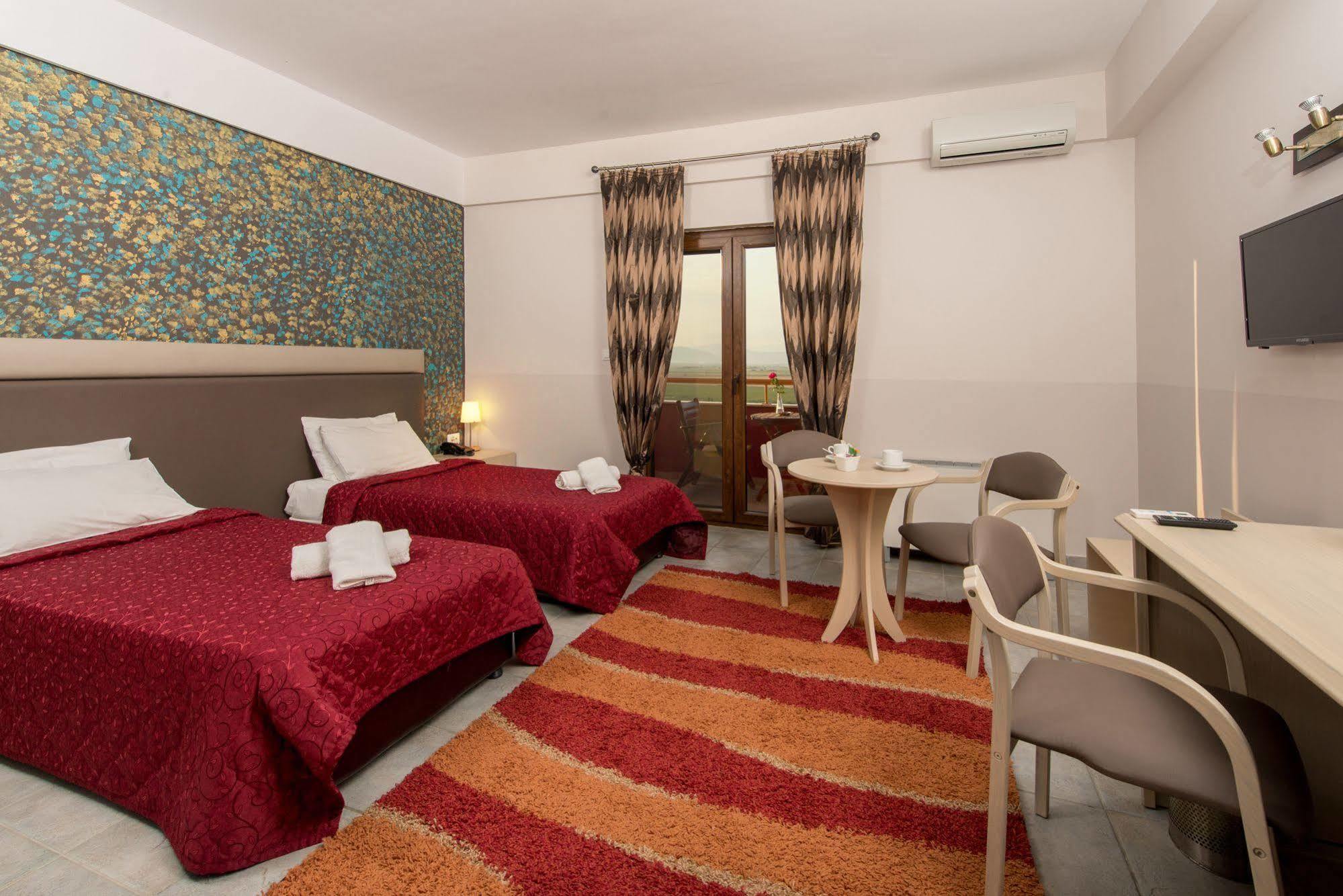 Petrinos Lofos Hotel Mandra  Exterior photo