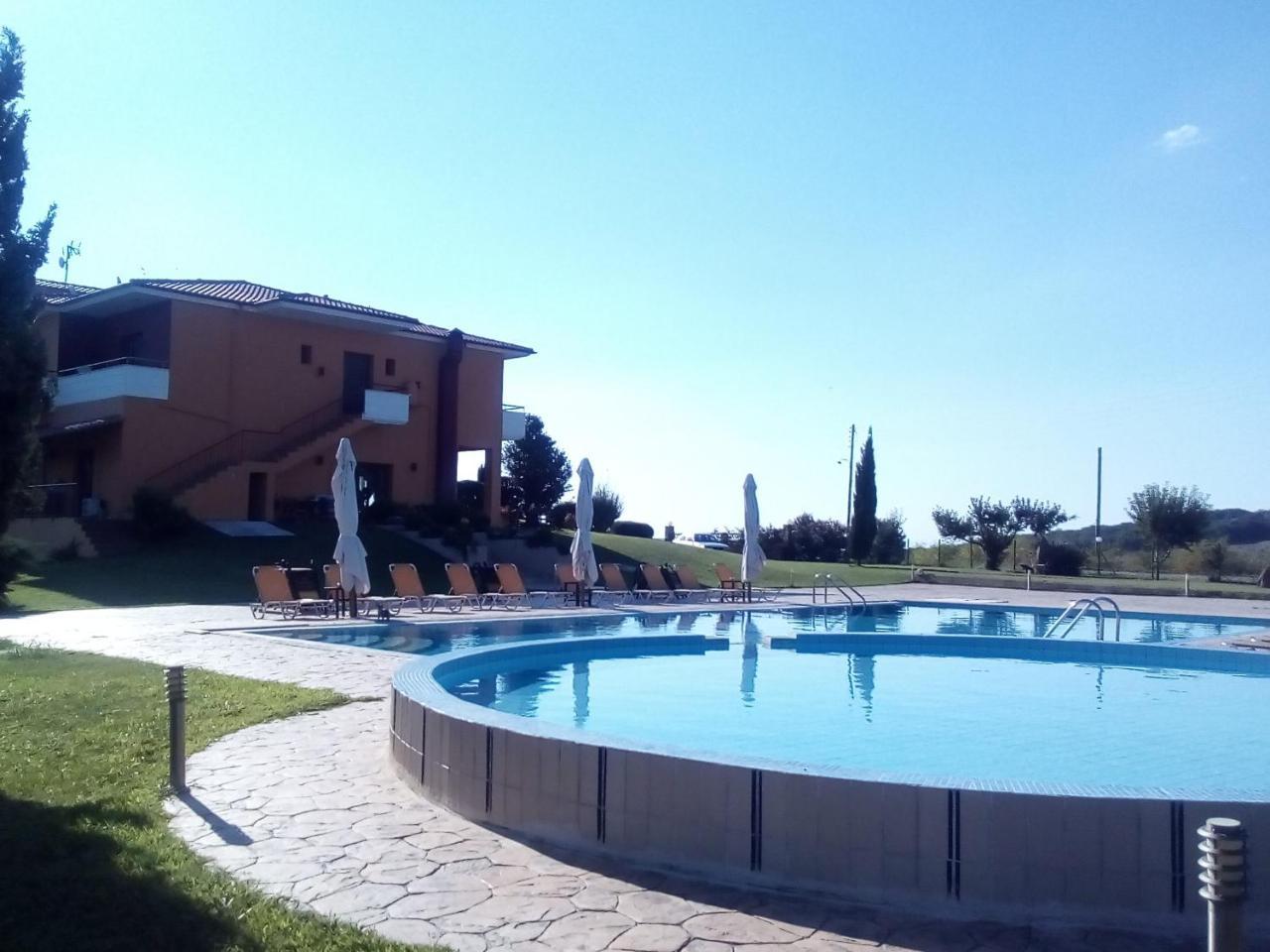 Petrinos Lofos Hotel Mandra  Exterior photo